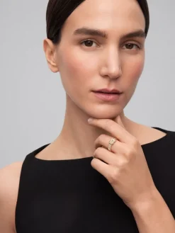 Anillo de oro amarillo de 18K con diamantes blancos en talla brillante de 0,32 cts y forma de nudo