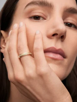 Anillo de oro amarillo de 18K con 50 diamantes en talla brillante con un total de 0,18 cts