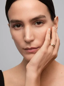Anillo de oro amarillo de 18K con 16 diamantes en talla brillante con un total de 0,28 cts