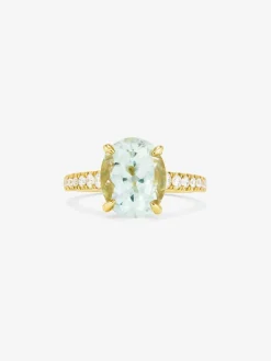 Anillo de oro amarillo de 18K con amatista verde en talla oval de 3,8 cts y 14 diamantes en talla brillante con un total de 0,32 cts