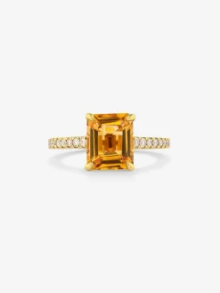 Anillo de oro amarillo de 18K con cuarzo citrino en talla esmeralda de 2,86 cts y 16 diamantes en talla brillante con un total de 0,19 cts