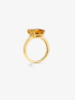 Anillo de oro amarillo de 18K con cuarzo citrino en talla esmeralda de 3,7 cts y 14 diamantes en talla brillante con un total de 0,32 cts