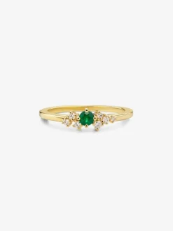 Anillo de oro amarillo de 18K con esmeralda en talla brillante de 0,1 cts y 7 diamantes en talla brillante con un total de 0,1 cts