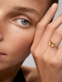 Anillo de oro amarillo de 18K con cuarzo citrino en talla cushion de 2,7 cts y 12 diamantes en talla brillante con un total de 0,3 cts