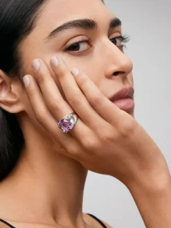 Anillo de oro amarillo de 18K con amatista morada en talla cushion de 5,5 cts, topacios azul sky en talla oval de 4,65 cts y diamantes blancos en talla brillante de 0,15 cts