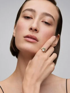 Anillo de oro amarillo de 18K con amatista verde en talla oval de 3,8 cts y 14 diamantes en talla brillante con un total de 0,32 cts