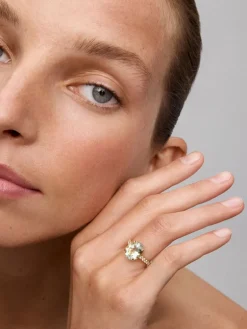 Anillo de oro amarillo de 18K con amatista verde en talla oval de 4,34 cts y 12 diamantes en talla brillante con un total de 0,29 cts