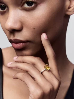 Anillo de oro amarillo de 18K con cuarzo citrino en talla esmeralda de 2,86 cts y 16 diamantes en talla brillante con un total de 0,19 cts