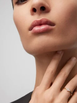 Anillo de oro amarillo de 18K con 4 diamantes en talla brillante con un total de 0,25 cts