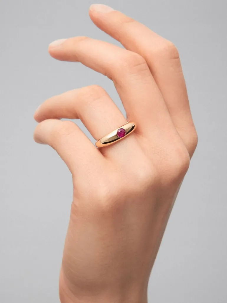 Anillo de oro amarillo de 18K con rubí en talla brillante de 0,32 cts