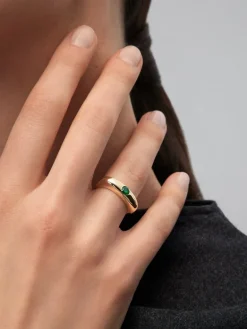 Anillo de oro amarillo de 18K con esmeralda en talla brillante de 0,25 cts