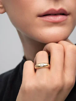 Anillo de oro amarillo de 18K con diamante en talla brillante de 0,4 cts