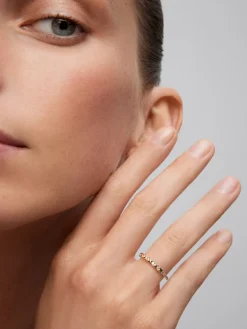 Anillo de oro amarillo de 18K con 13 diamantes en talla brillante con un total de 0,16 cts