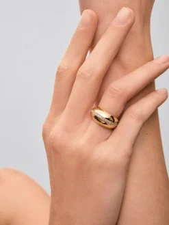 Anillo de oro amarillo de 18K con pavé de diamantes en talla brillante