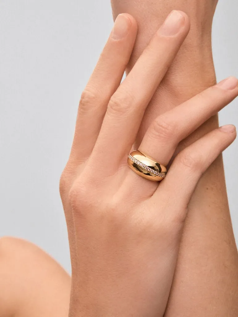Anillo de oro amarillo de 18K con pavé de diamantes en talla brillante