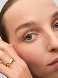 Anillo de oro amarillo de 18K con diamantes en talla brillante