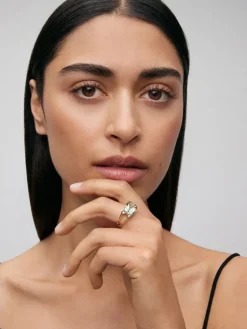 Anillo de oro amarillo de 18K con amatista verde en talla cushion de 7,3 cts y 4 diamantes en talla brillante con un total de 0,13 cts