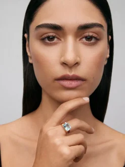 Anillo de oro amarillo de 18K con topacio azul sky en talla cushion de 7,3 cts y diamantes blancos en talla brillante de 0,13 cts