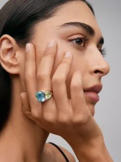 Anillo de oro amarillo de 18K con topacio azul sky en talla cushion de 5,5 cts, amatistas verdes en talla oval de 4,65 cts y diamantes blancos en talla brillante de 0,15 cts