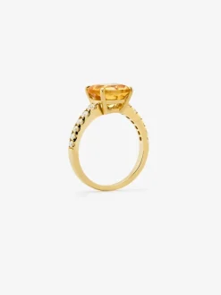 Anillo de oro amarillo de 18K con cuarzo citrino en talla cushion de 2,7 cts y 12 diamantes en talla brillante con un total de 0,3 cts