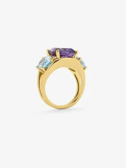 Anillo de oro amarillo de 18K con amatista morada en talla cushion de 5,5 cts, topacios azul sky en talla oval de 4,65 cts y diamantes blancos en talla brillante de 0,15 cts