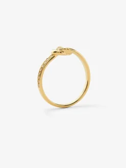 Anillo de oro amarillo de 18K con 15 diamantes en talla brillante con un total de 0,09 cts y forma de nudo