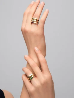 Anillo de oro amarillo de 18K con zafiro azul en talla brillante de 0,29 cts