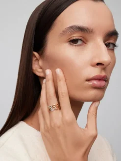 Anillo de oro amarillo de 18K con 14 diamantes en talla brillante con un total de 0,06 cts