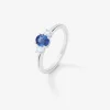 Anillo de oro blanco con zafiro azul en talla oval de 0,41 cts y diamantes en talla brillante con un total de 0,11 cts