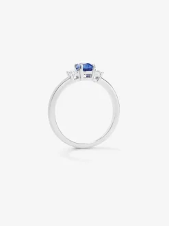 Anillo de oro blanco con zafiro azul en talla oval de 0,41 cts y diamantes en talla brillante con un total de 0,11 cts