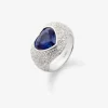 Anillo de oro blanco de 18K con 101 diamantes en talla brillante con un total de 2,22 cts y zafiro azul en talla corazón de 4,47 cts