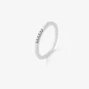 Anillo de oro blanco de 18K con 5 diamantes en talla brillante con un total de 0,05 cts