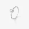 Anillo de oro blanco de 18K con diamante central en talla brillante de 0,1 cts y 28 diamantes en talla brillante con un total de 0,2 cts