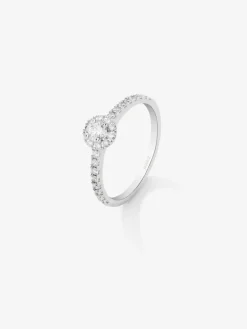 Anillo de oro blanco de 18K con diamante central en talla brillante de 0,15 cts y 26 diamantes en talla brillante con un total de 0,28 cts