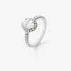 Anillo de oro blanco de 18K con diamante en talla oval de 1,03 cts y 30 diamantes en talla brillante con un total de 0,43 cts