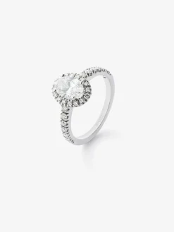Anillo de oro blanco de 18K con diamante en talla oval de 1,03 cts y 30 diamantes en talla brillante con un total de 0,43 cts