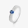 Anillo de oro blanco de 18K con zafiro azul en talla oval de 0,44 cts y 22 diamantes en talla brillante con un total de 0,15 cts