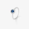 Anillo de oro blanco de 18K con zafiro azul en talla oval de 0,31 cts y diamantes en talla brillante con un total de 0,10 cts