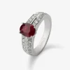 Anillo de oro blanco de 18K con rub&iacute; en talla oval de 0,52 cts y 52 diamantes en talla brillante con un total de 0,19 cts