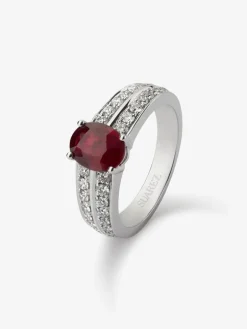 Anillo de oro blanco de 18K con rub&iacute; en talla oval de 0,52 cts y 52 diamantes en talla brillante con un total de 0,19 cts