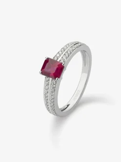 Anillo de oro blanco de 18K con rub&iacute; en talla octogonal de 1,006 cts y 52 diamantes en talla brillante con un total de 0,19 cts