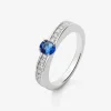 Anillo de oro blanco de 18K con zafiro azul en talla oval de 0,44 cts y 22 diamantes en talla brillante con un total de 0,16 cts