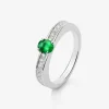 Anillo de oro blanco de 18K con esmeralda en talla oval de 0,32 cts y 22 diamantes en talla brillante con un total de 0,15 cts
