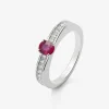 Anillo de oro blanco de 18K con rub&iacute; rojo en talla oval de 0,42 cts y 22 diamantes en talla brillante con un total de 0,16 cts