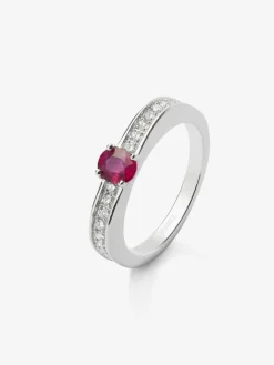 Anillo de oro blanco de 18K con rub&iacute; rojo en talla oval de 0,42 cts y 22 diamantes en talla brillante con un total de 0,16 cts