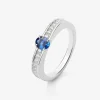 Anillo de oro blanco de 18K con zafiro azul en talla oval de 0,47 cts y 22 diamantes en talla brillante con un total de 0,16 cts