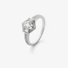 Anillo de oro blanco de 18K con un diamante central en talla brillante de 0,5 cts; 2 en talla baguette con un total de 0,16 cts y 26 en talla brillante con un total de 0,21 cts