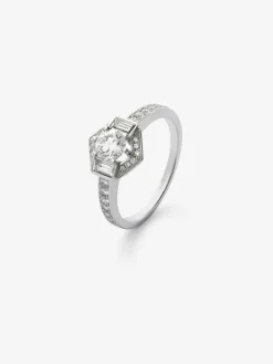 Anillo de oro blanco de 18K con un diamante central en talla brillante de 0,5 cts; 2 en talla baguette con un total de 0,16 cts y 26 en talla brillante con un total de 0,21 cts