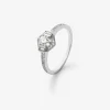 Anillo de oro blanco de 18K con un diamante central en talla brillante de 0,2 cts, 2 en talla baguette con un total de 0,05 cts y 38 en talla brillante con un total de 0,12 cts