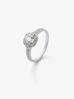 Anillo de oro blanco de 18K con un diamante en talla brillante central de 0,4 cts y 34 diamantes en talla brillante con un total de 0,24 cts